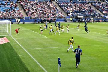4-1！20岁天才68米超远吊射破门 13.6亿豪门联赛+欧冠双线冲冠（配图示意）
